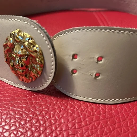Vintage Anna Klein beige tan leather wide belt with goldtone lion head Sz M - Picture 8 of 9